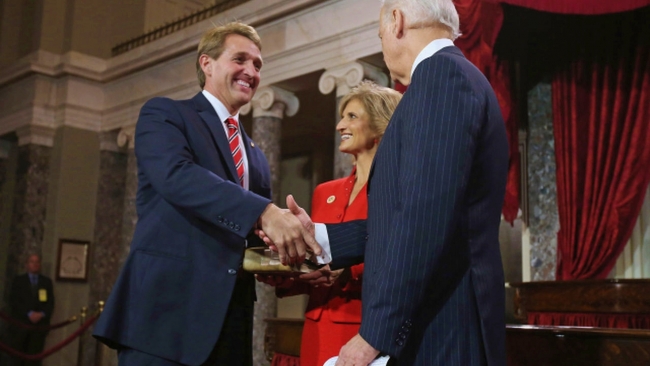 Jeff Flake ve ABD Başkanı Joe Biden. 